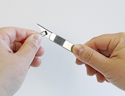 NT Cutter AD-2P, Gehäuse aus Metall, Farbe: silber
